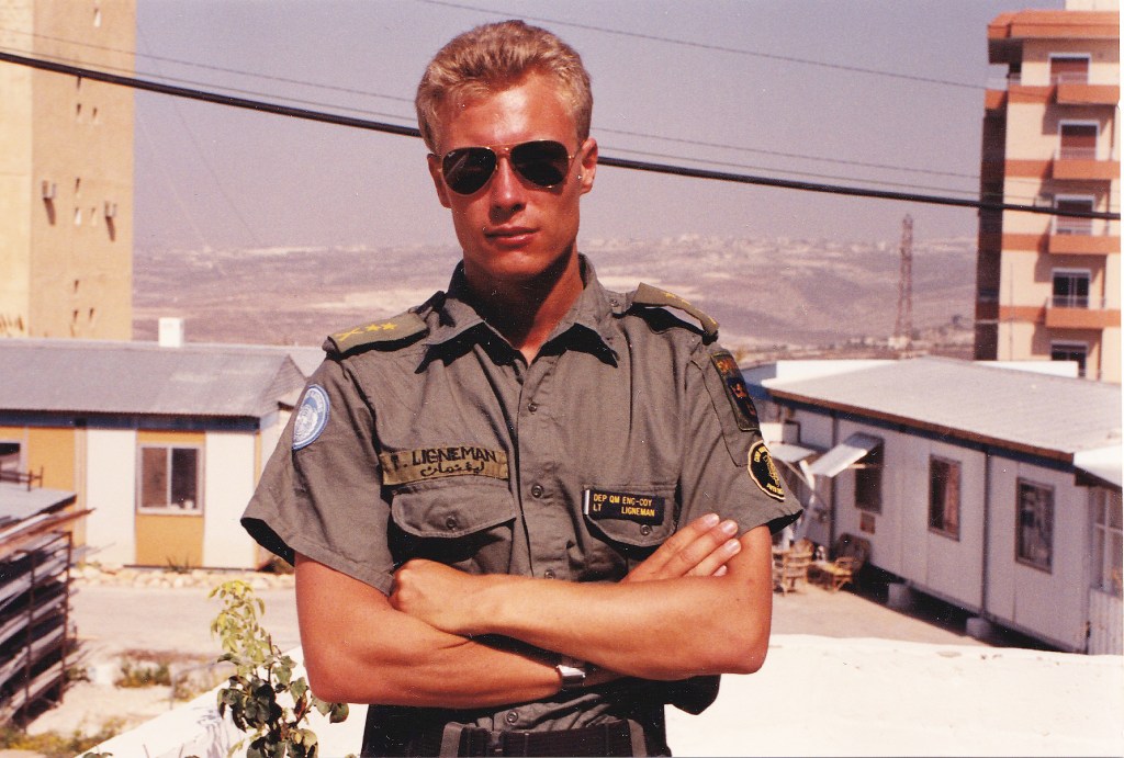 solbränd soldat i uniform på en militär camp i södra Libanon.